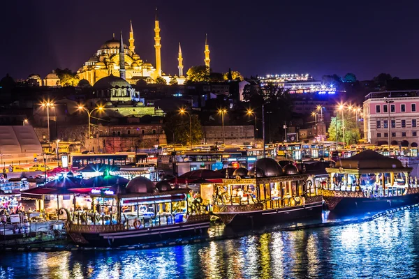 Night view on the restaurants at the end of the Galata bridge, Suleymaniye Mosque — Stock Photo, Image