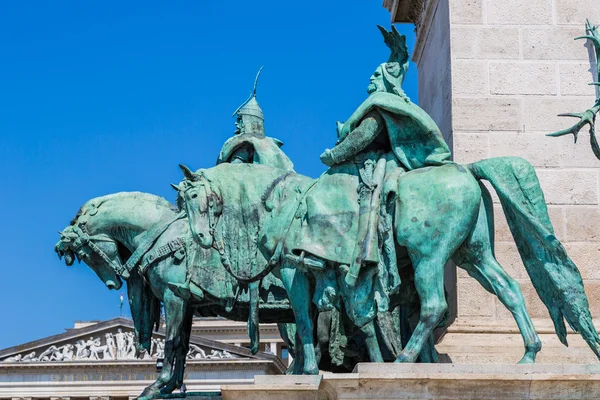 Ungarischer, buddhistischer Heldenplatz im Sommer an einem sonnigen Tag — Stockfoto