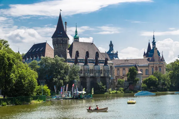 Il castello di Vajdahunyad, il parco principale di Budapest — Foto Stock
