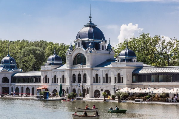 Nowo wyremontowany Skating rink (teraz jako jezioro) w głównym mieście — Zdjęcie stockowe