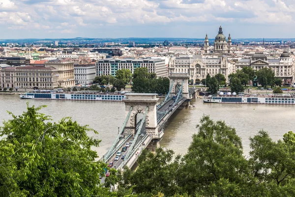 Kettingbrug en het Hongaarse Parlement, Boedapest, Hongarije — Stockfoto