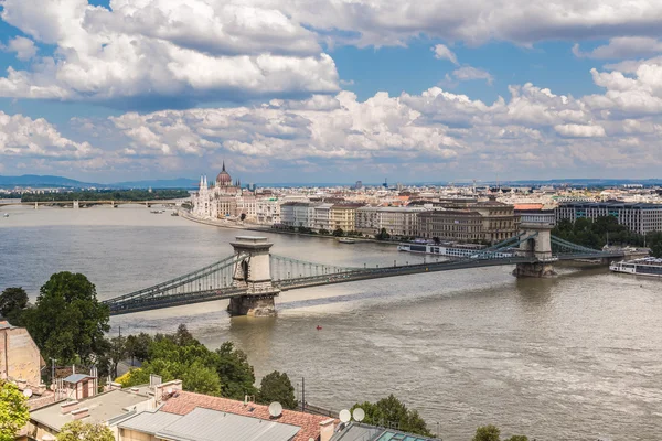 Цепной мост и венгерский парламент, Будапешт, Венгрия — стоковое фото