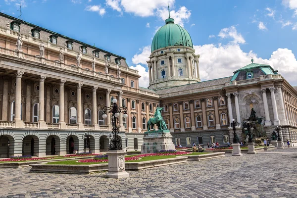 Budapest, Castillo de Buda o Palacio Real con estatua de caballo, Hungría — Foto de Stock