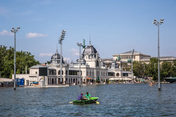 A recém-renovada pista de patinação (agora como lago) na cidade principal Fotos De Bancos De Imagens