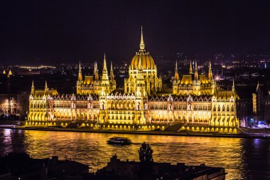 Macaristan 'daki Budapeşte Parlamentosu binası alacakaranlıkta.