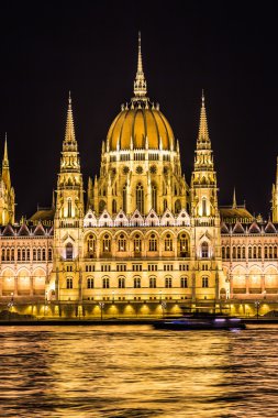 Macaristan 'daki Budapeşte Parlamentosu binası alacakaranlıkta.