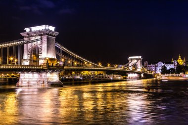 Budapeşte, Macaristan'ünlü zincir köprü gece görünümü.