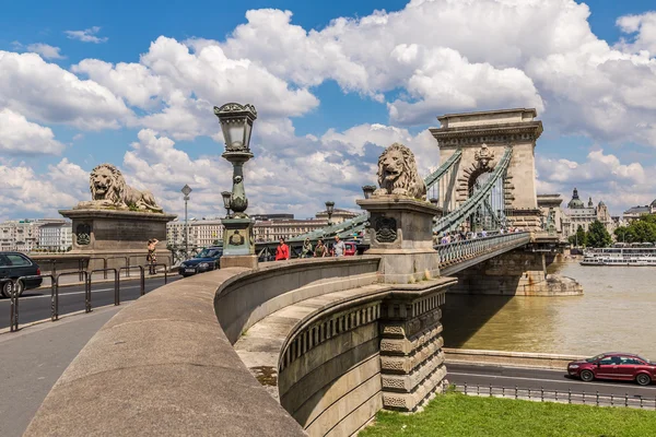 Het szechenyi chain bridge is een hangbrug mooie, decoratieve — Stockfoto