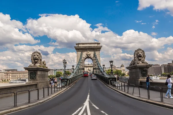 Het szechenyi chain bridge is een hangbrug mooie, decoratieve — Stockfoto