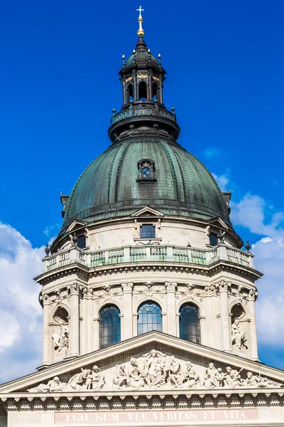 St. Stephen 's Basilica, the largest church in Budapest, Hungary — стоковое фото
