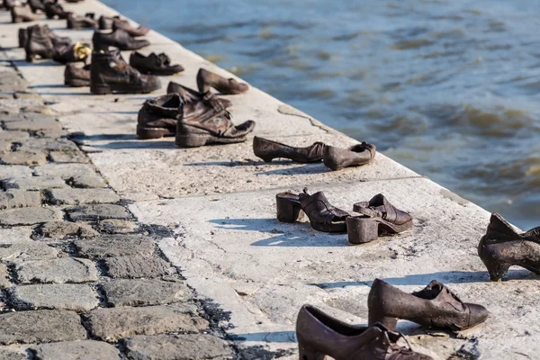 Взуття на Дунаї, пам'ятник Угорська євреїв — стокове фото