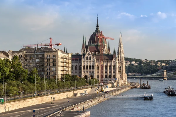 Kettingbrug en het Hongaarse Parlement, Boedapest, Hongarije — Stockfoto