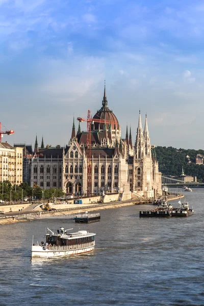 Kettingbrug en het Hongaarse Parlement, Boedapest, Hongarije — Stockfoto