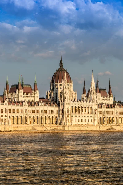 Kettenbrücke und ungarisches Parlament, budapest, ungarisch — Stockfoto