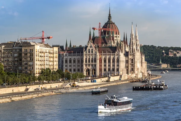 Kettingbrug en het Hongaarse Parlement, Boedapest, Hongarije — Stockfoto