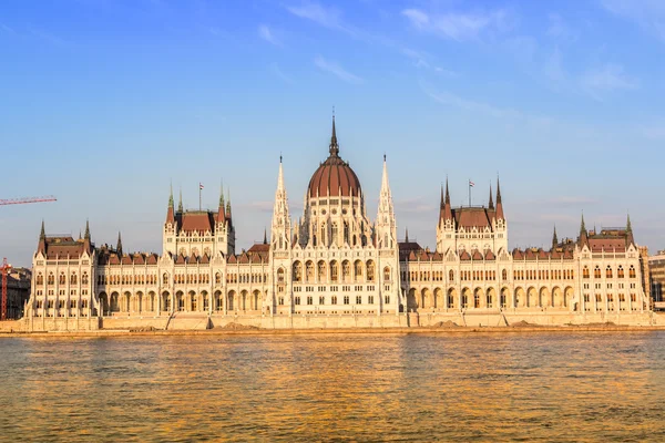 Hängbron och Ungerns parlamentsbyggnad, budapest, Ungern — Stockfoto