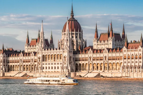 Lánchíd és a magyar Országgyűlés, Budapest, Magyarország — Stock Fotó