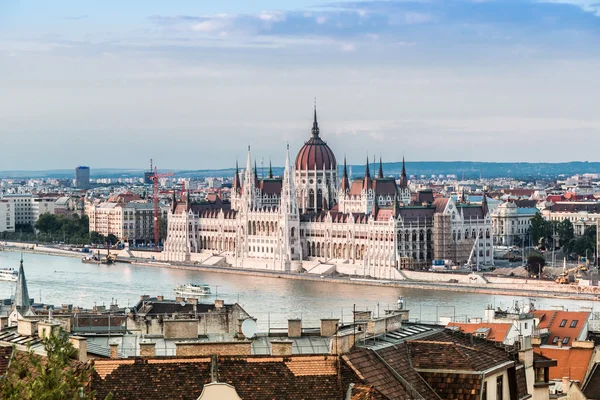 Kettenbrücke und ungarisches Parlament, budapest, ungarisch — Stockfoto