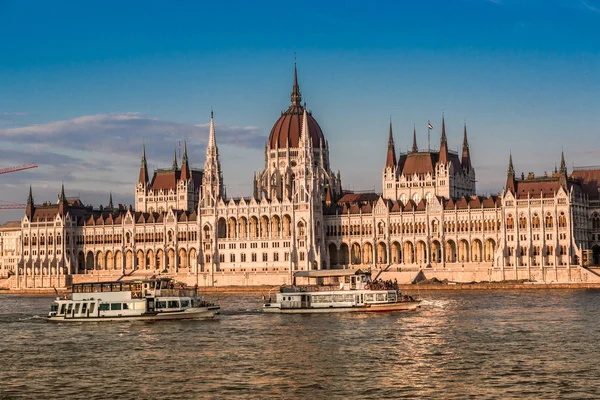 Chain Bridge and Hungarian Parliament, Budapest, Hungary — Stock Photo, Image