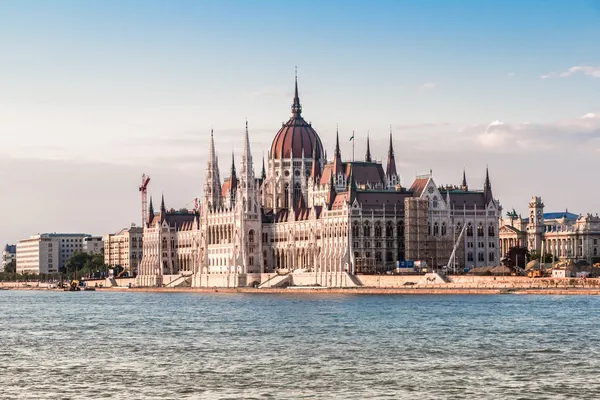 Hängbron och Ungerns parlamentsbyggnad, budapest, Ungern — Stockfoto