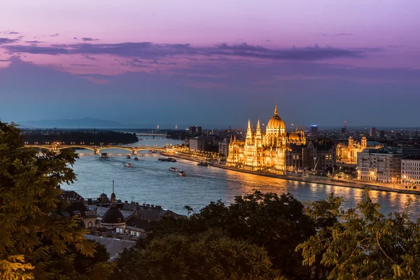 Panorama i budapest, Ungern, hängbron och parlamentsbyggnaden. — Stockfoto