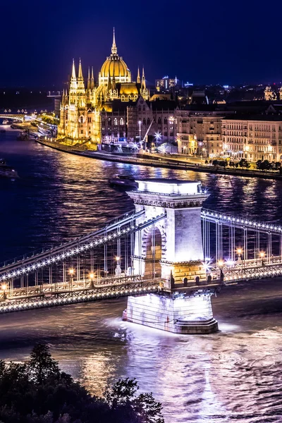 Panoramę Budapeszt, Węgry, most łańcuchowy i budynku Parlamentu. — Zdjęcie stockowe