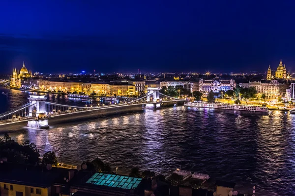 Panoráma, Budapest, Magyarország, a Parlament épülete és a Lánchíd. — Stock Fotó