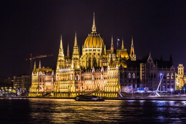 Macaristan 'daki Budapeşte Parlamentosu binası alacakaranlıkta. — Stok fotoğraf