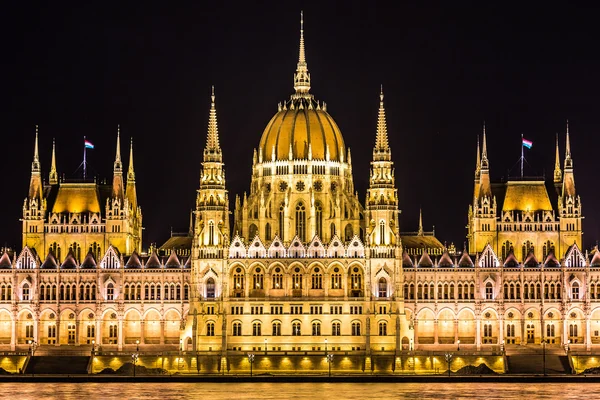 Budapester Parlamentsgebäude in Ungarn in der Dämmerung. — Stockfoto