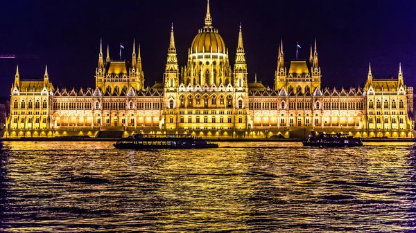 Budapest Le Parlement hongrois au crépuscule. — Photo