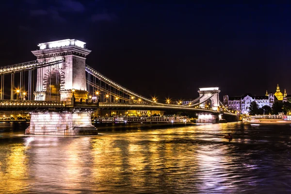 Éjszakai kilátás nyílik a híres Lánchíd, Budapest, Magyarország. — Stock Fotó