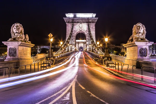 Noční pohled na známého Řetězového mostu v Budapešti, Maďarsko. — Stock fotografie