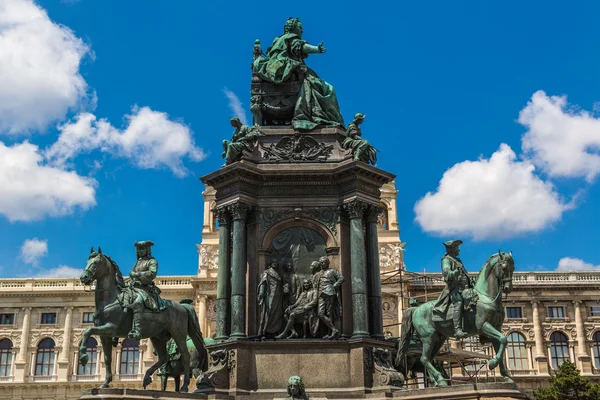 Monumento da famosa monarca Maria Teresa de Habsburgo (Viena — Fotografia de Stock