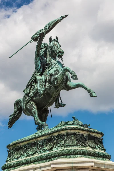 Estatua de caballo y jinete del archiduque Karl en Viena en el Heldenp — Foto de Stock