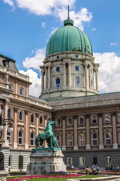 Budapest, Castillo de Buda o Palacio Real con estatua de caballo, Hungría Imagen de archivo