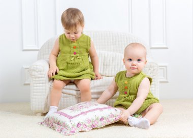 şirin mutlu küçük kızlar evde