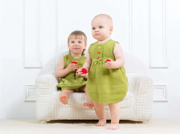 Cute gelukkig weinig meisjes thuis — Stockfoto