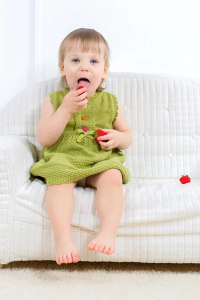 Carino felice bambina a casa — Foto Stock