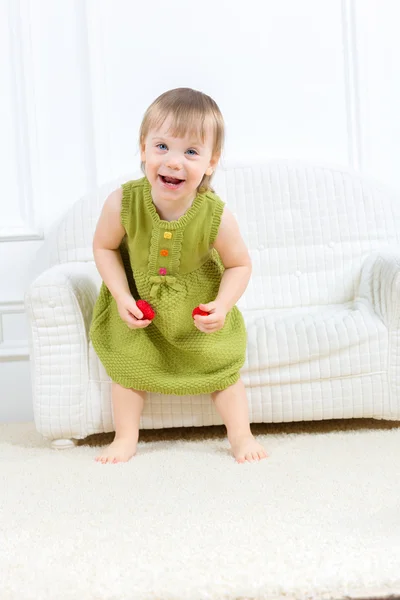Carino felice bambina a casa — Foto Stock