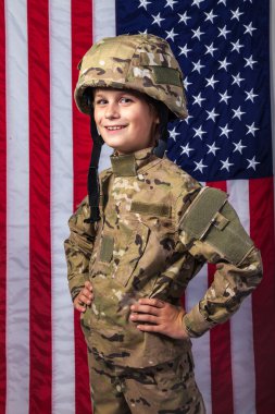 Amerikan bayrağı ile bir asker gibi giyinmiş genç çocuk
