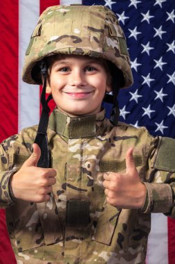 Amerikan bayrağı ile bir asker gibi giyinmiş genç çocuk