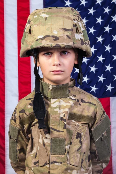 Niño vestido como un soldado con bandera americana —  Fotos de Stock