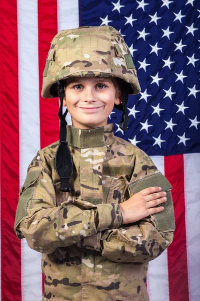 Amerikan bayrağı ile bir asker gibi giyinmiş genç çocuk — Stok fotoğraf