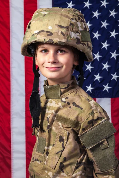 Мальчик, одетый как солдат с американским флагом — стоковое фото