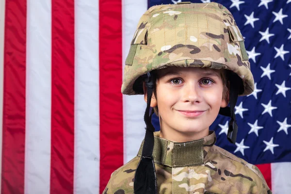 Jeune garçon habillé comme un soldat avec le drapeau américain — Photo