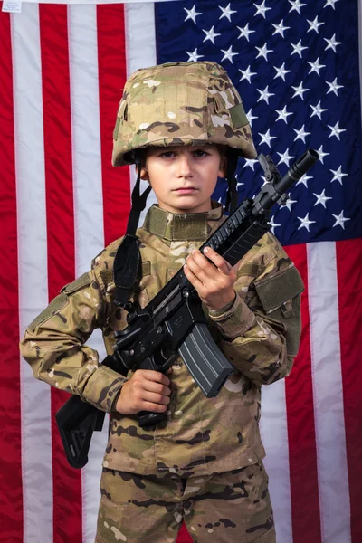 アメリカの国旗と兵士のような服を着て少年 — ストック写真