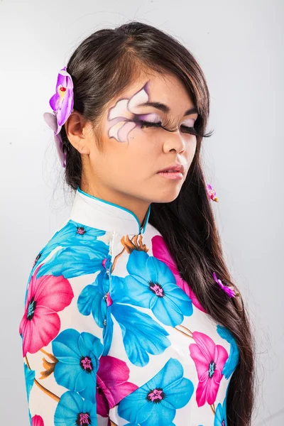 Mulher asiática bonita com maquiagem de moda — Fotografia de Stock