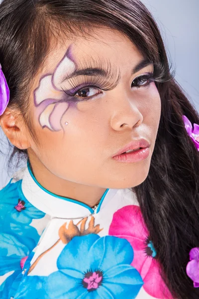 Schöne asiatische Frau mit Mode-Make-up — Stockfoto