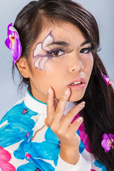 Hermosa mujer asiática con maquillaje de moda —  Fotos de Stock