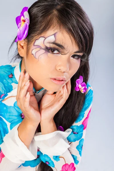 Hermosa mujer asiática con maquillaje de moda —  Fotos de Stock